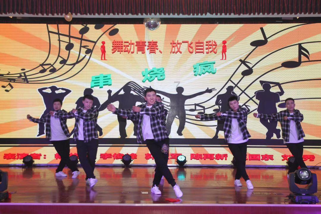 智能问答网页-傅首尔:真实的自卑好过虚假的自信,她在奇葩说的舞台上有过哪些金句?精选解答